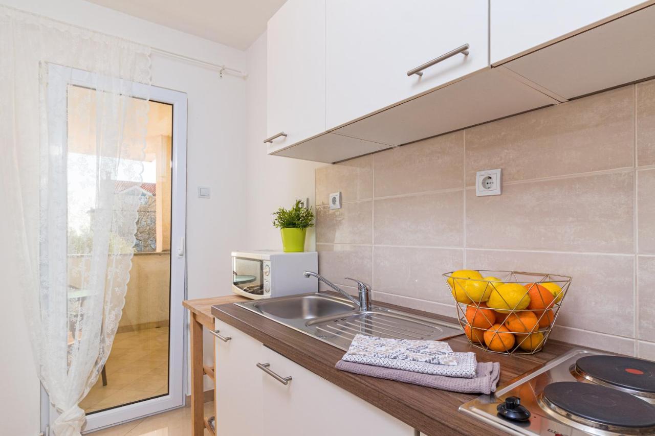 באניולה Apartments And Rooms Alenka מראה חיצוני תמונה