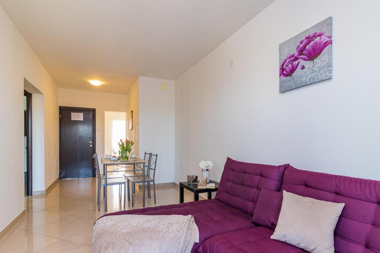 באניולה Apartments And Rooms Alenka מראה חיצוני תמונה