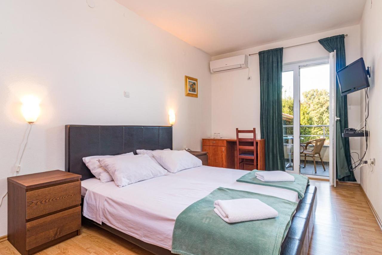 באניולה Apartments And Rooms Alenka מראה חיצוני תמונה