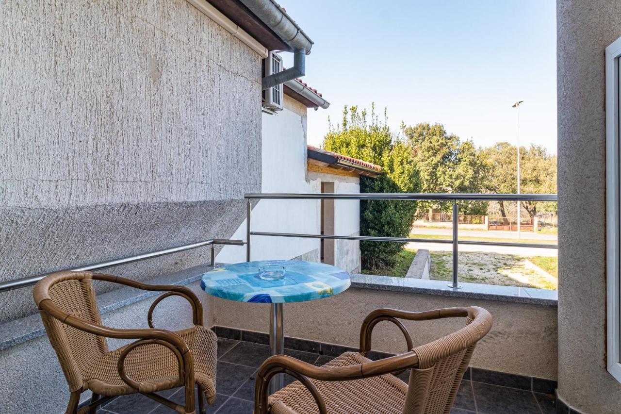 באניולה Apartments And Rooms Alenka מראה חיצוני תמונה