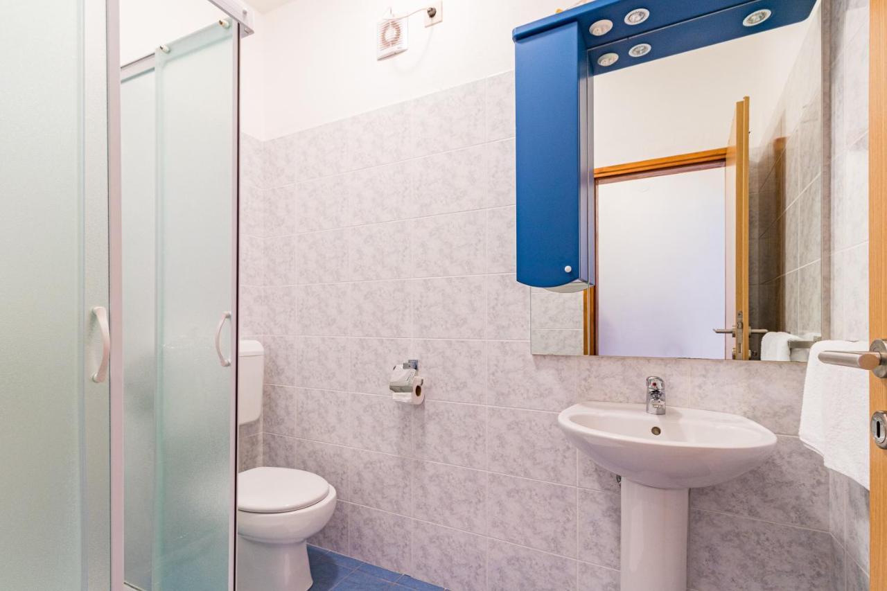 באניולה Apartments And Rooms Alenka מראה חיצוני תמונה