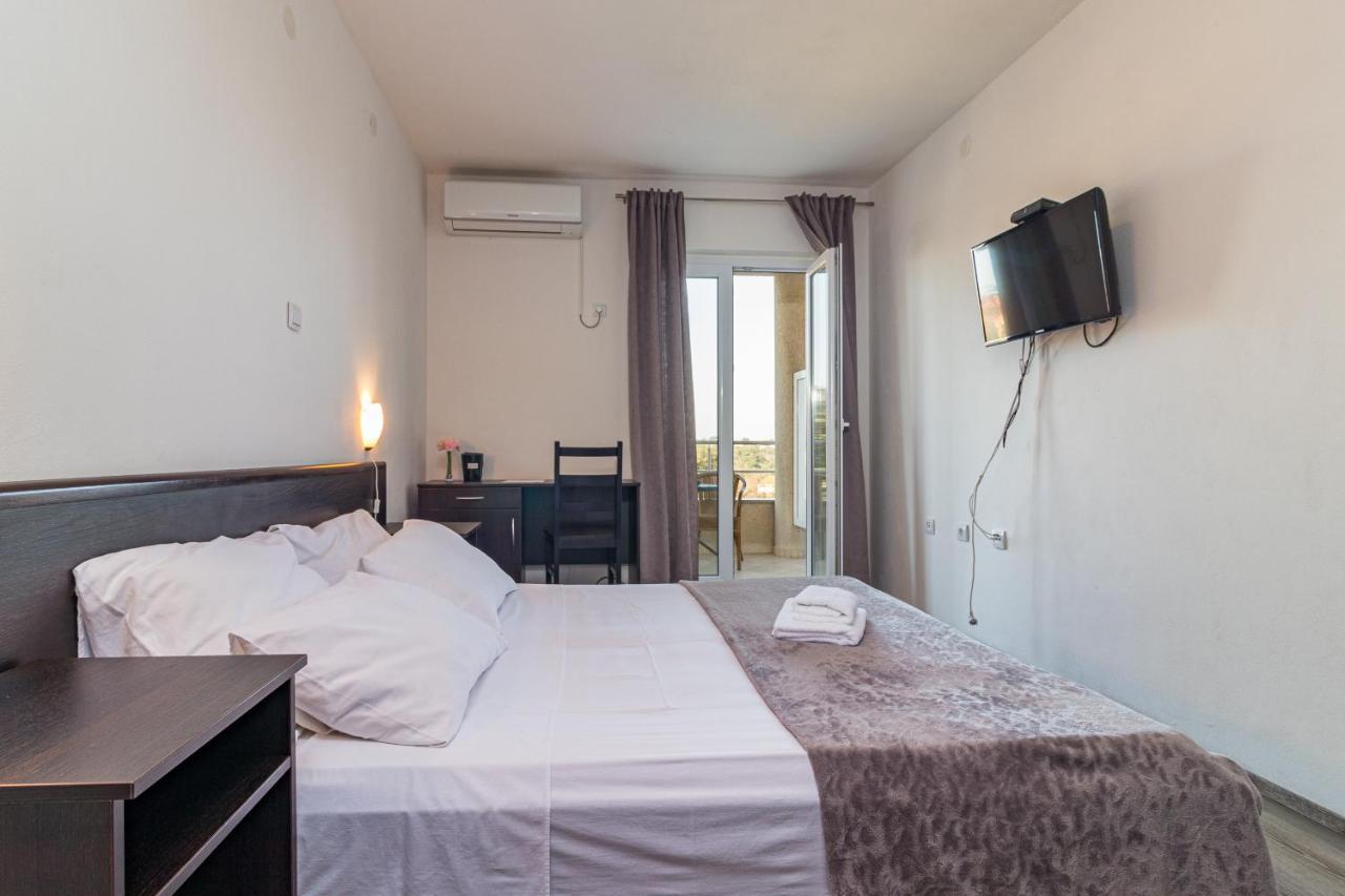 באניולה Apartments And Rooms Alenka מראה חיצוני תמונה