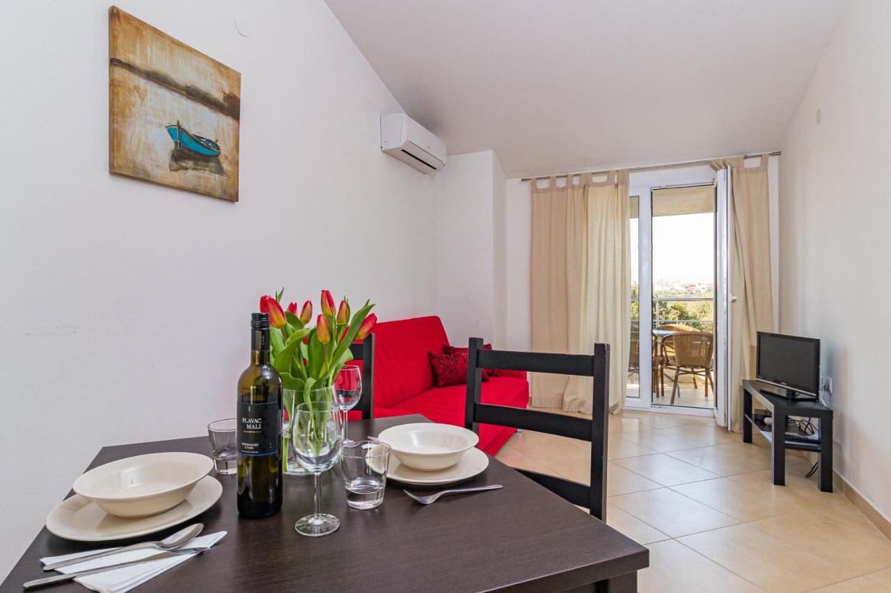 באניולה Apartments And Rooms Alenka מראה חיצוני תמונה
