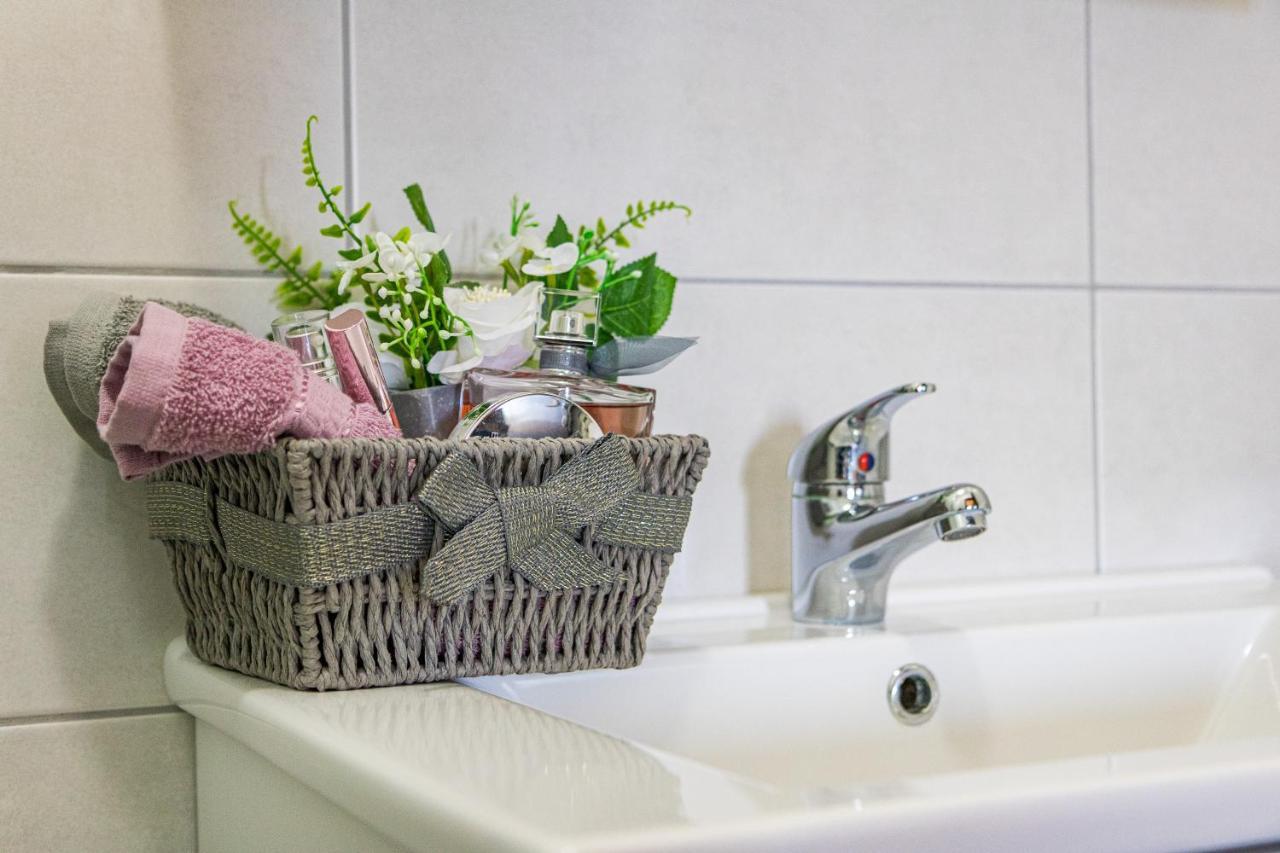 באניולה Apartments And Rooms Alenka מראה חיצוני תמונה