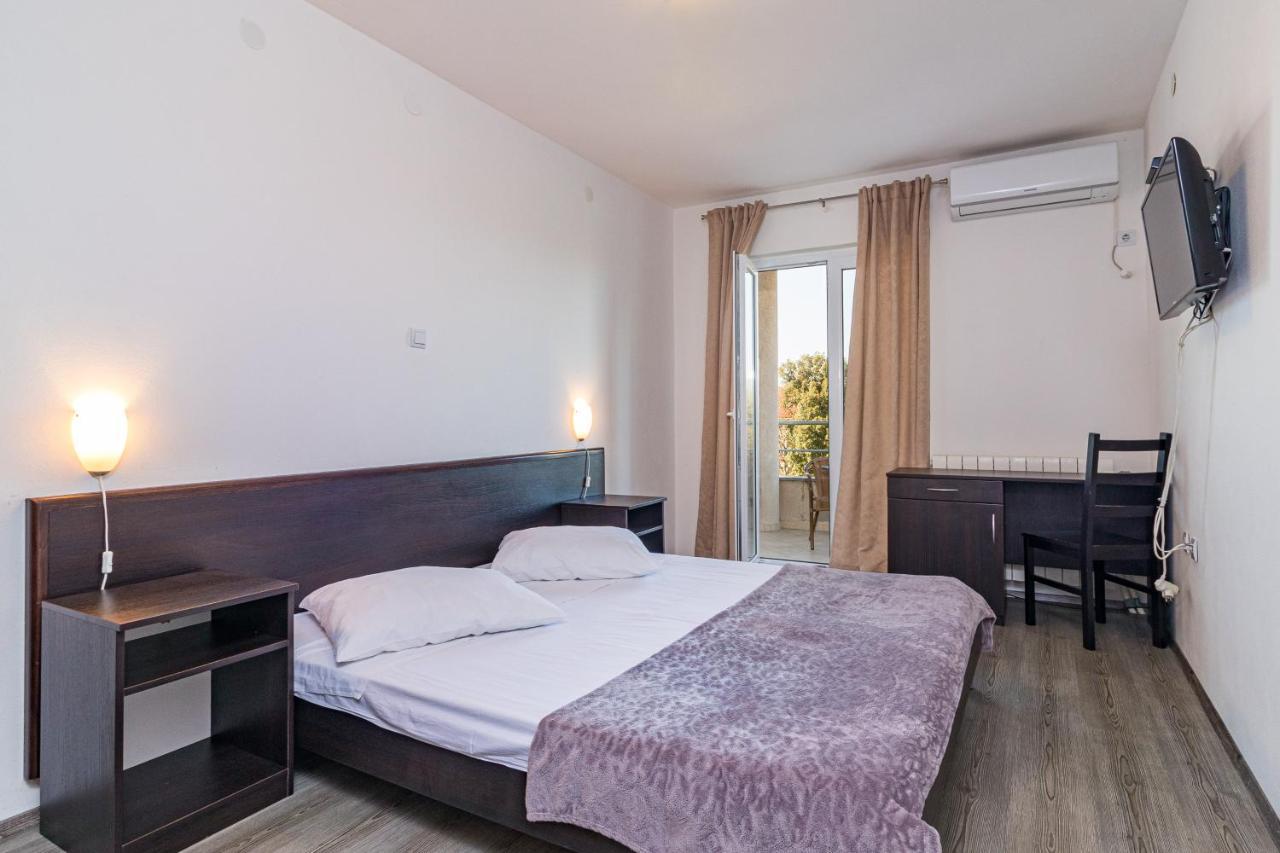 באניולה Apartments And Rooms Alenka מראה חיצוני תמונה