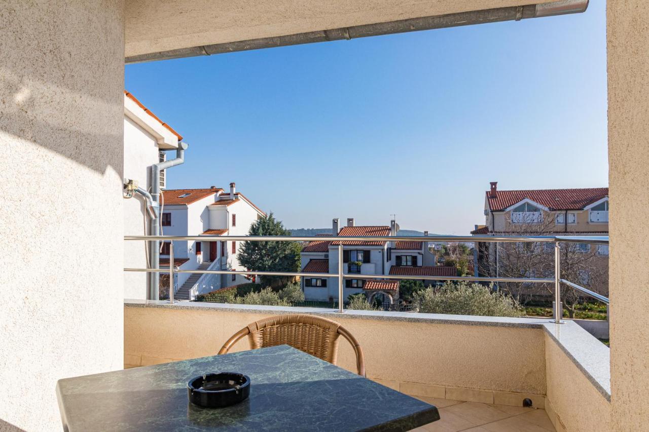 באניולה Apartments And Rooms Alenka מראה חיצוני תמונה