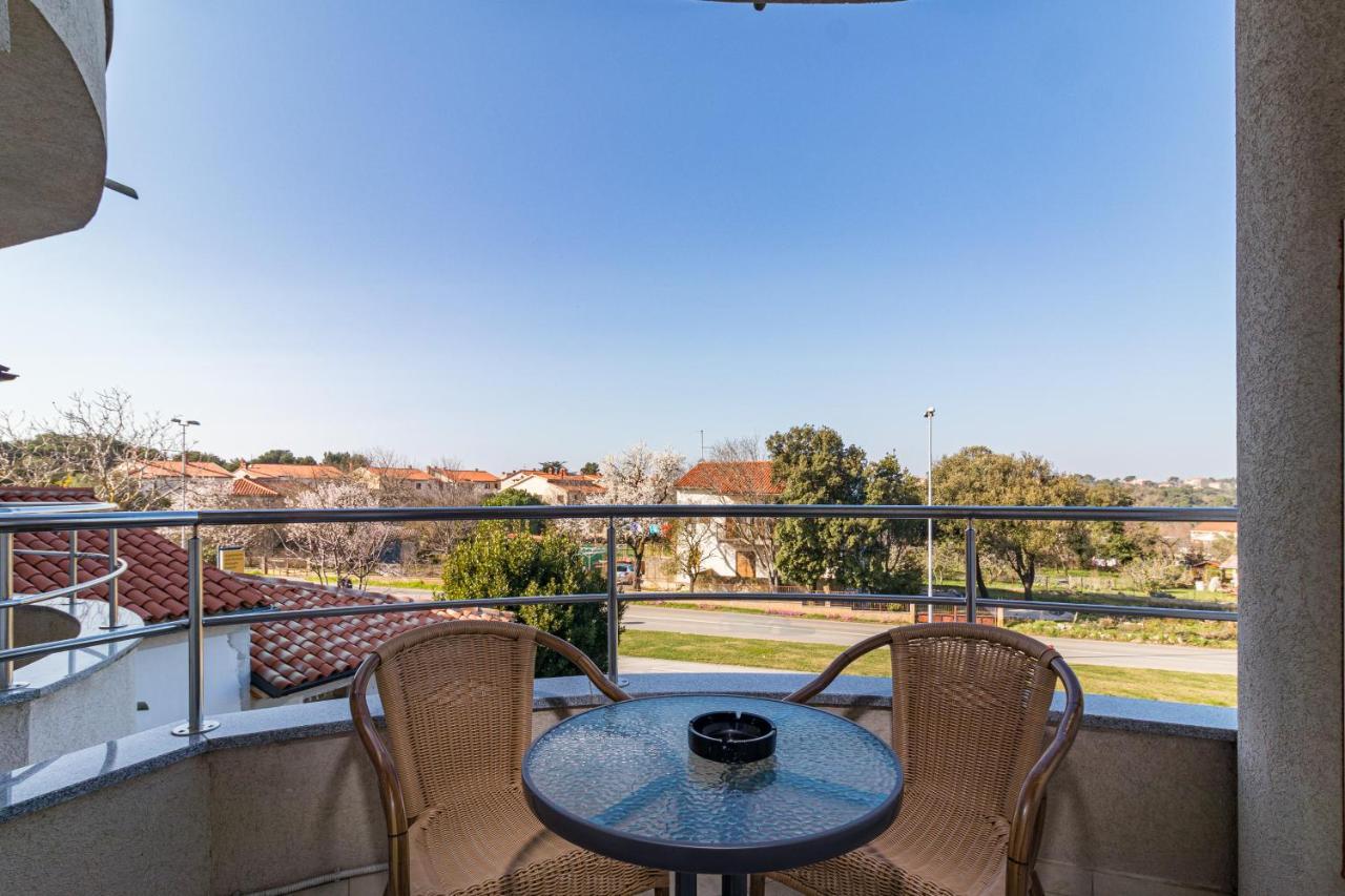 באניולה Apartments And Rooms Alenka מראה חיצוני תמונה