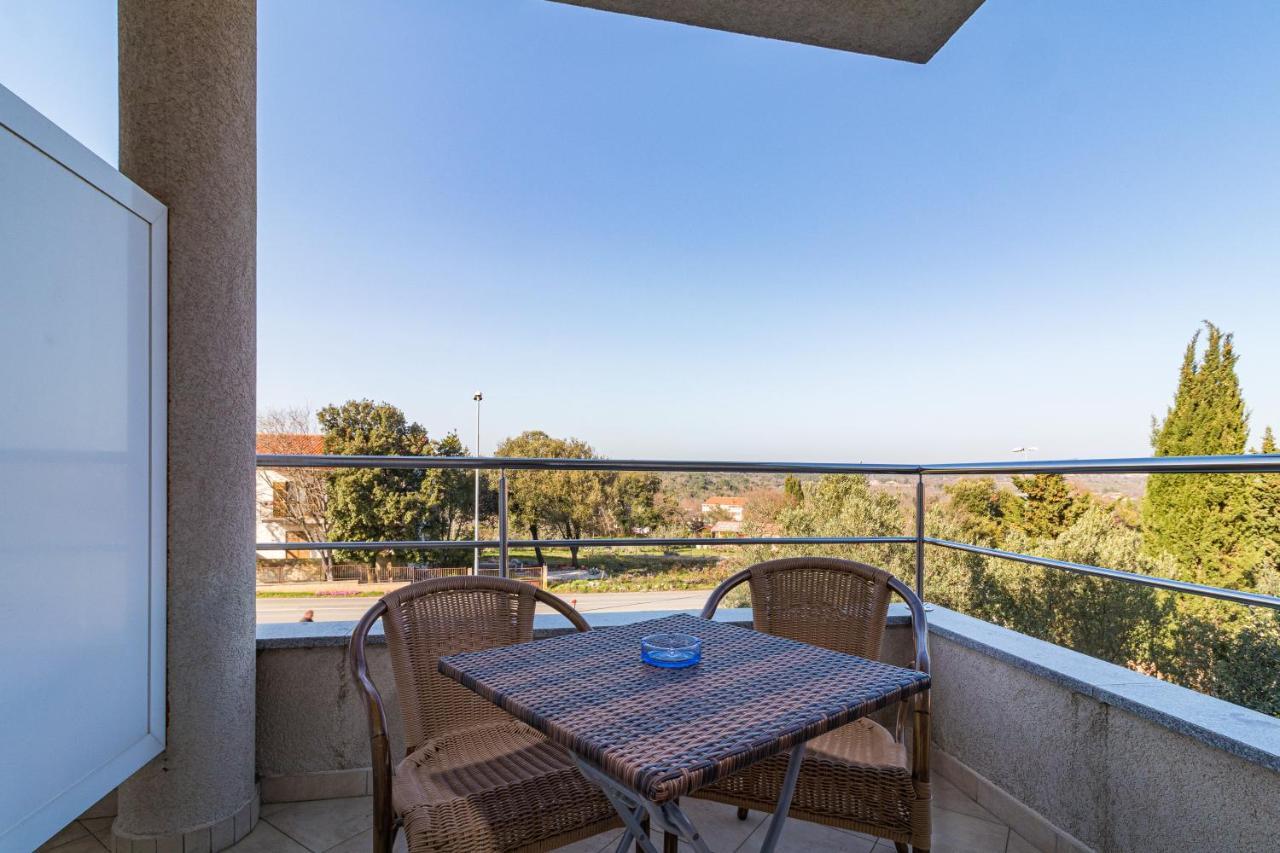 באניולה Apartments And Rooms Alenka מראה חיצוני תמונה