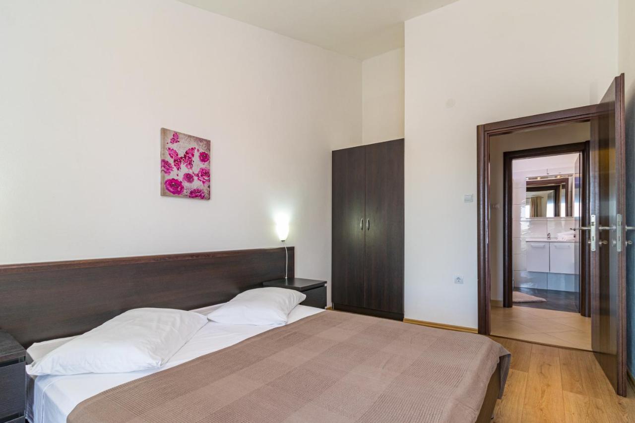 באניולה Apartments And Rooms Alenka מראה חיצוני תמונה