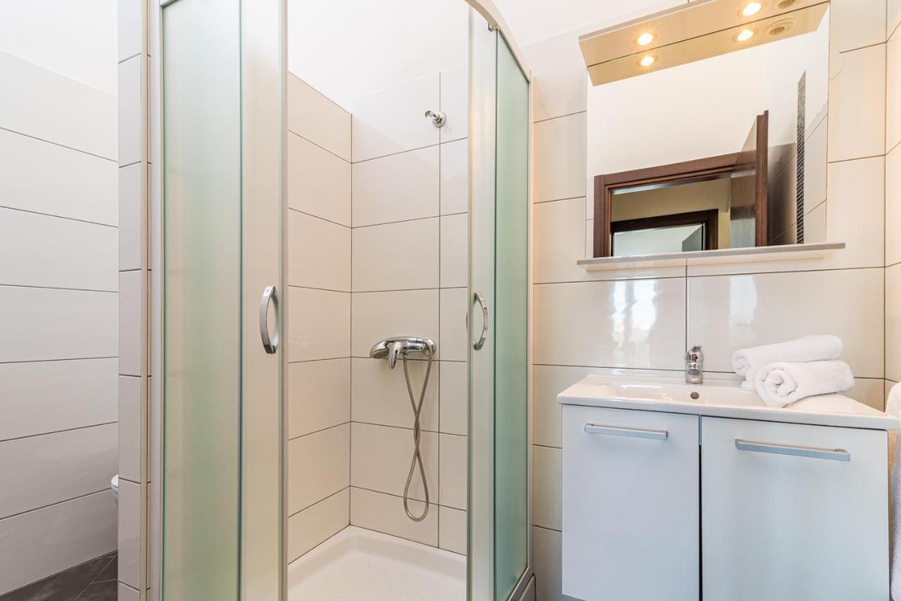 באניולה Apartments And Rooms Alenka מראה חיצוני תמונה