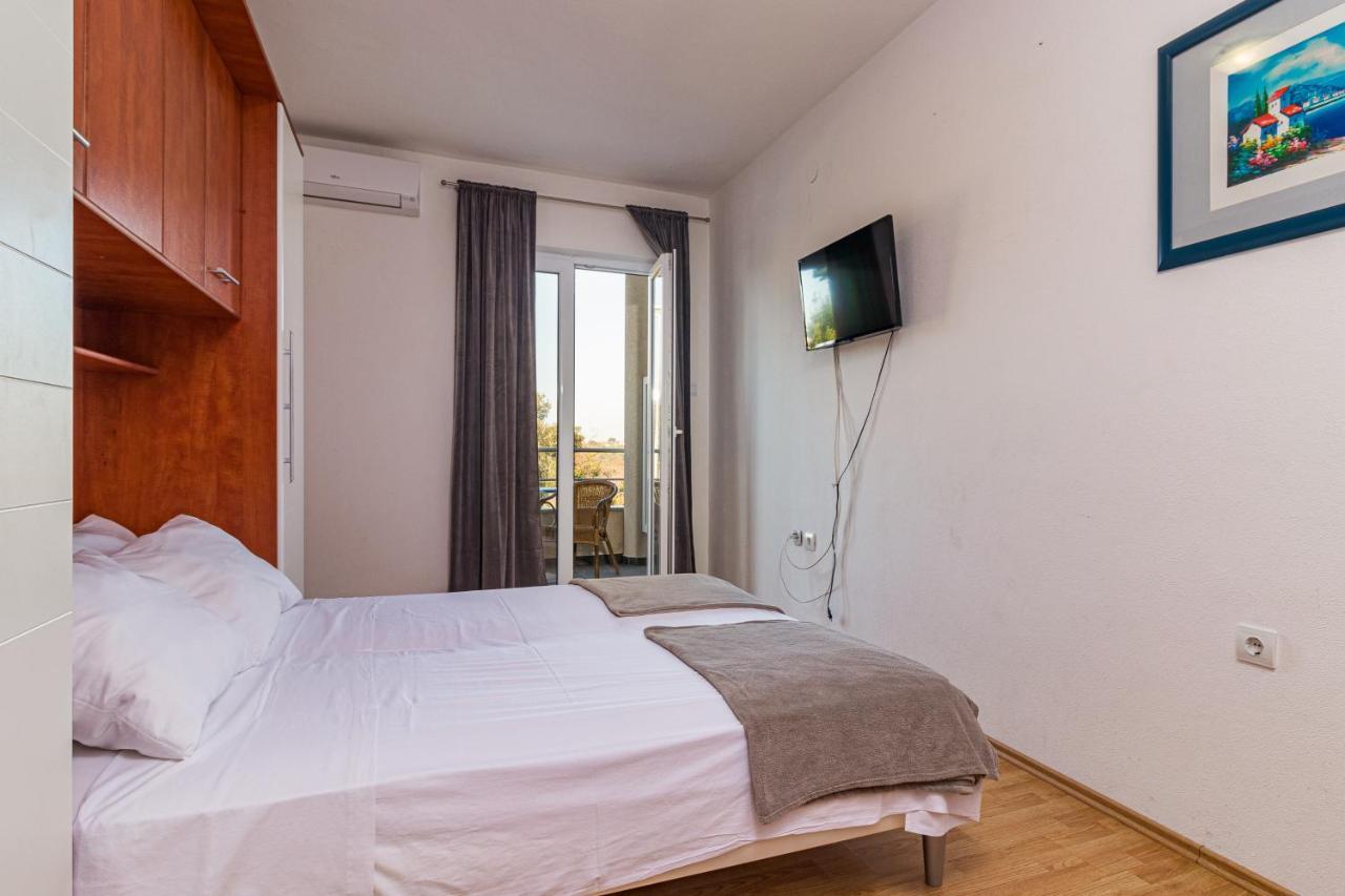 באניולה Apartments And Rooms Alenka מראה חיצוני תמונה