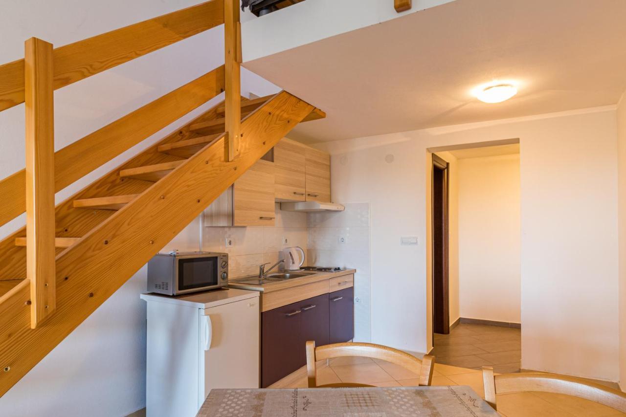 באניולה Apartments And Rooms Alenka מראה חיצוני תמונה
