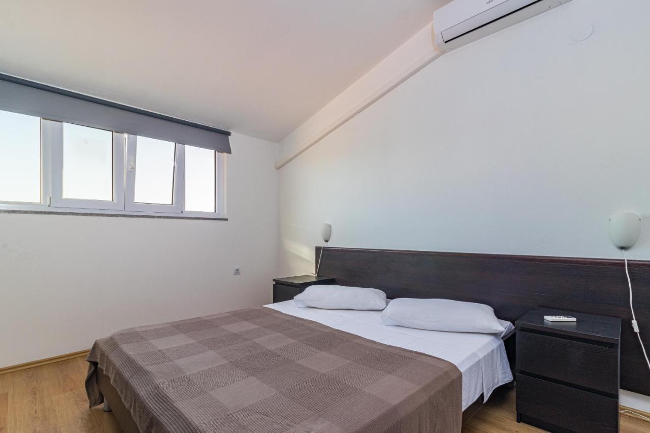 באניולה Apartments And Rooms Alenka מראה חיצוני תמונה