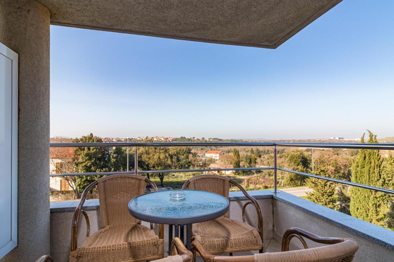 באניולה Apartments And Rooms Alenka מראה חיצוני תמונה