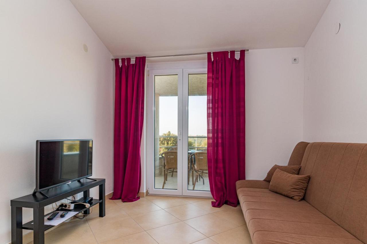 באניולה Apartments And Rooms Alenka מראה חיצוני תמונה