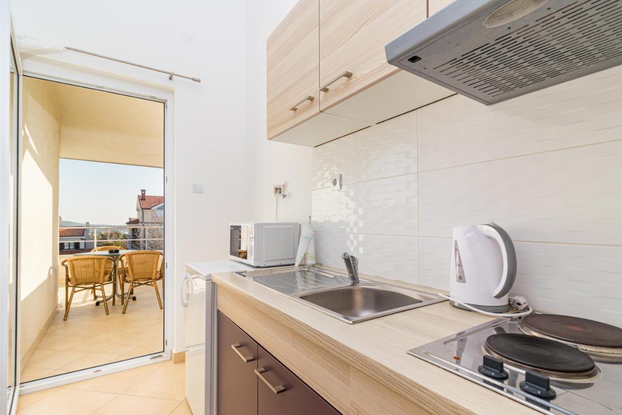באניולה Apartments And Rooms Alenka מראה חיצוני תמונה