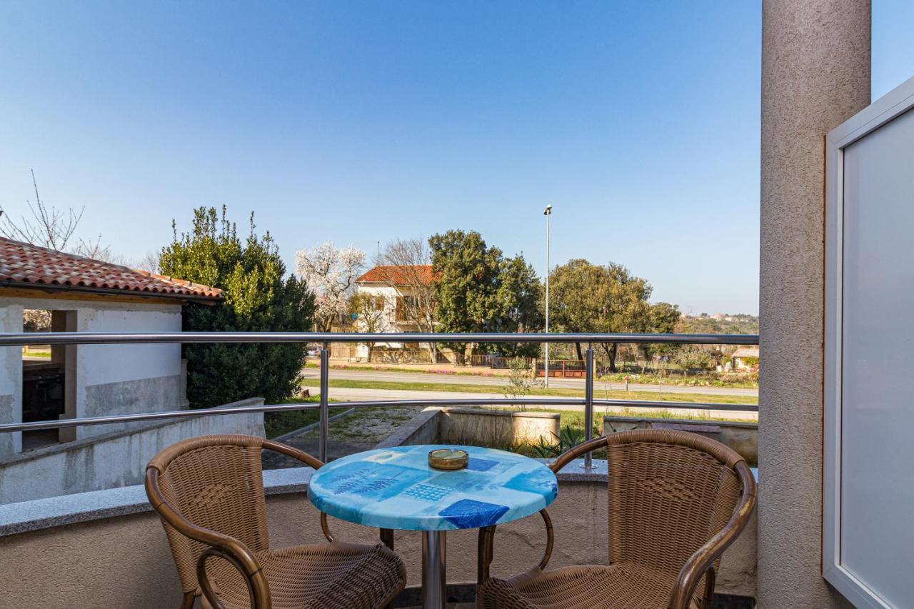 באניולה Apartments And Rooms Alenka מראה חיצוני תמונה