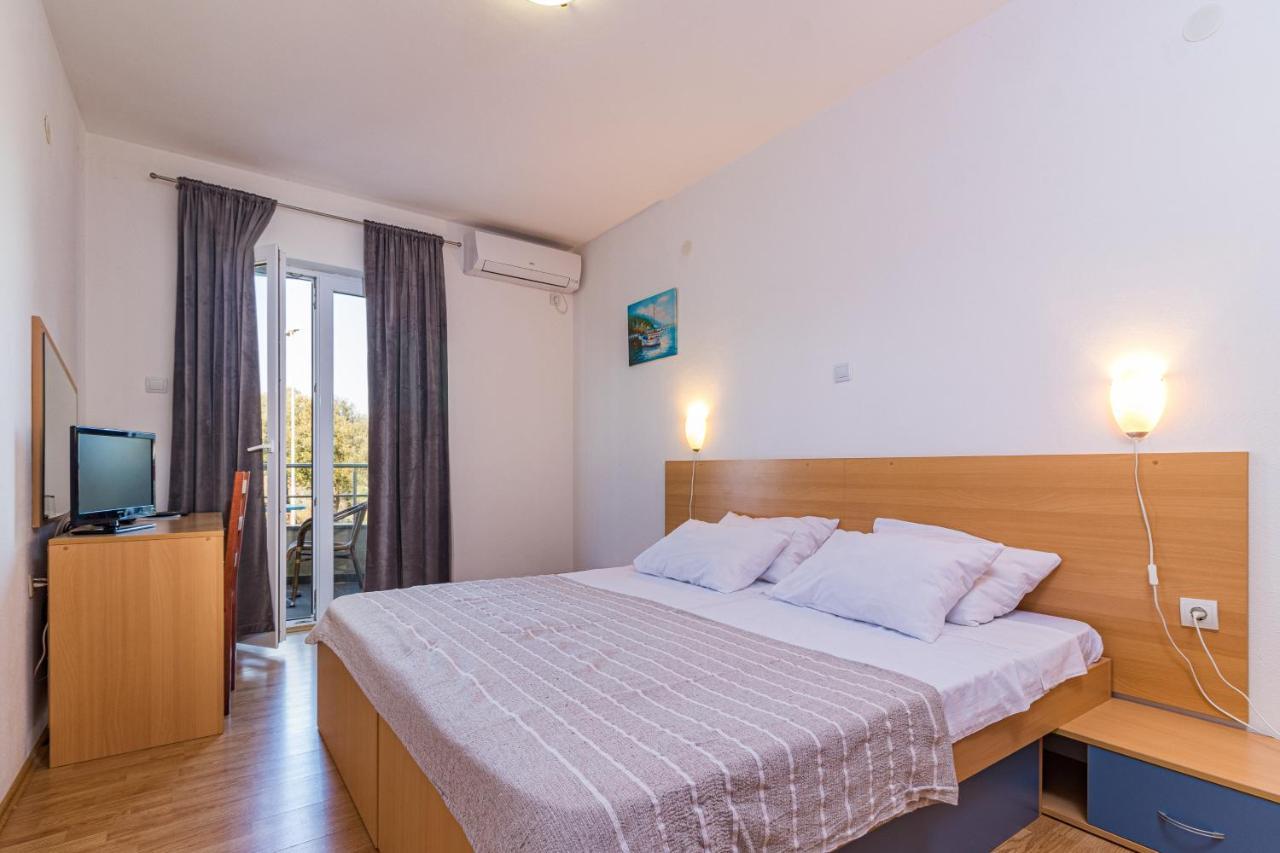 באניולה Apartments And Rooms Alenka מראה חיצוני תמונה