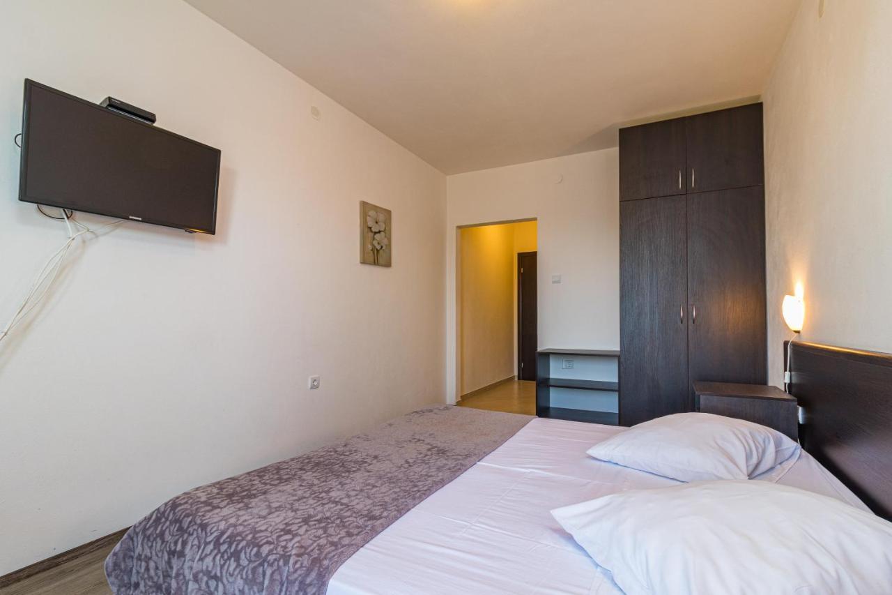 באניולה Apartments And Rooms Alenka מראה חיצוני תמונה