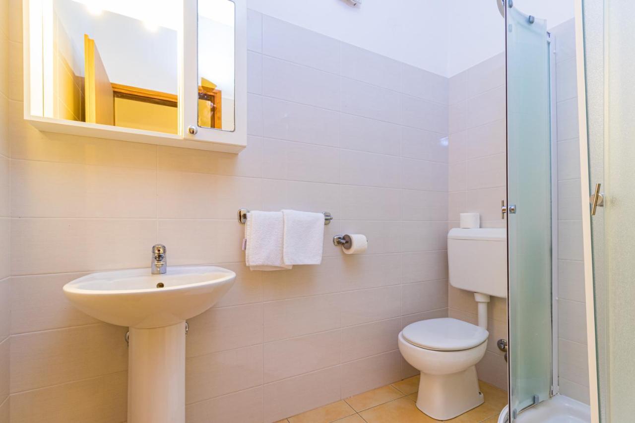 באניולה Apartments And Rooms Alenka מראה חיצוני תמונה