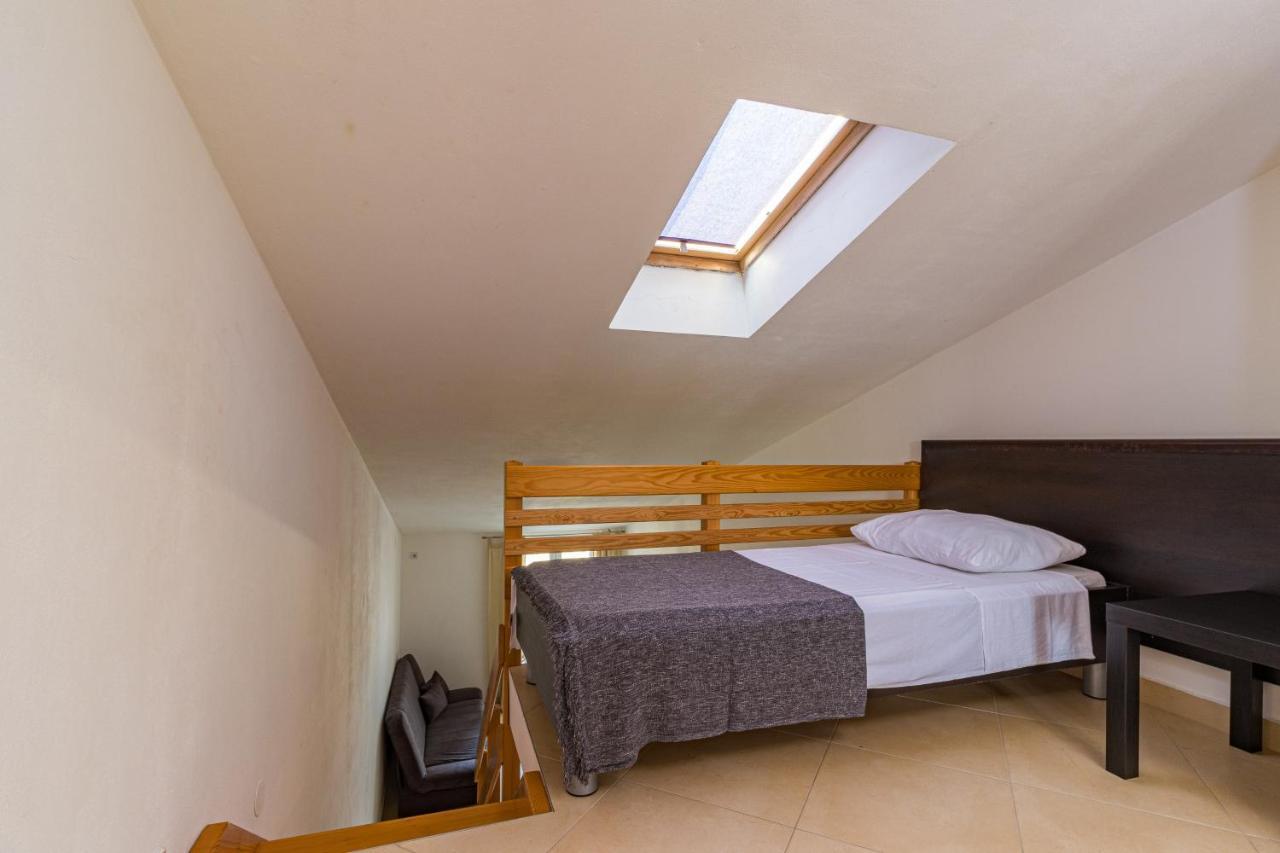 באניולה Apartments And Rooms Alenka מראה חיצוני תמונה
