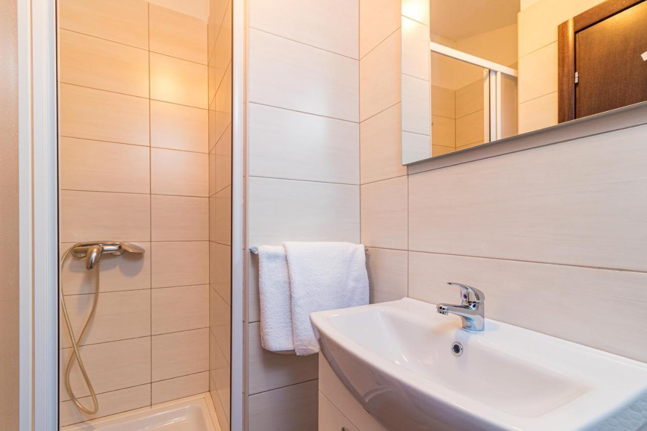 באניולה Apartments And Rooms Alenka מראה חיצוני תמונה