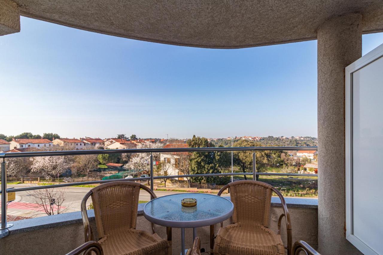באניולה Apartments And Rooms Alenka מראה חיצוני תמונה