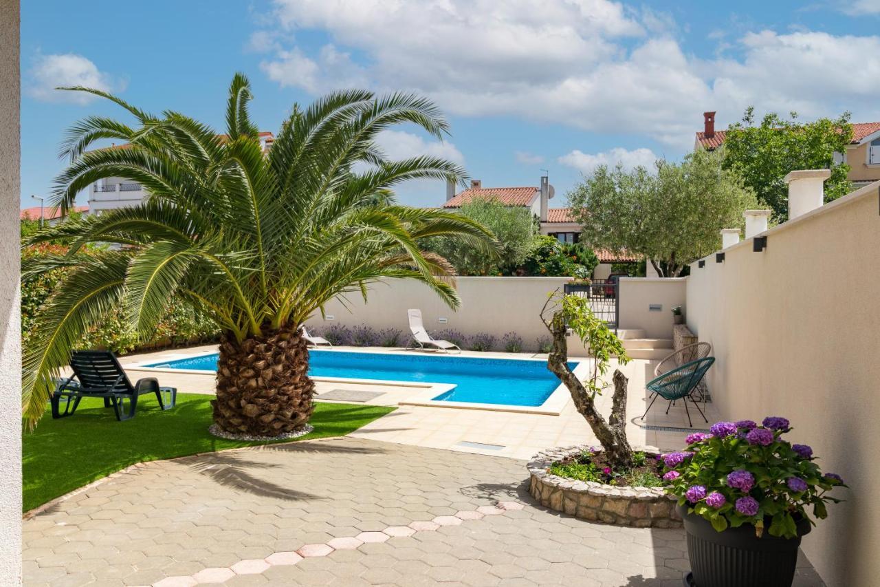 באניולה Apartments And Rooms Alenka מראה חיצוני תמונה