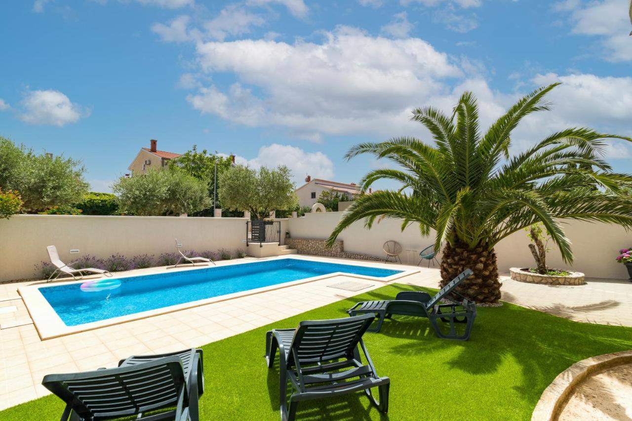 באניולה Apartments And Rooms Alenka מראה חיצוני תמונה