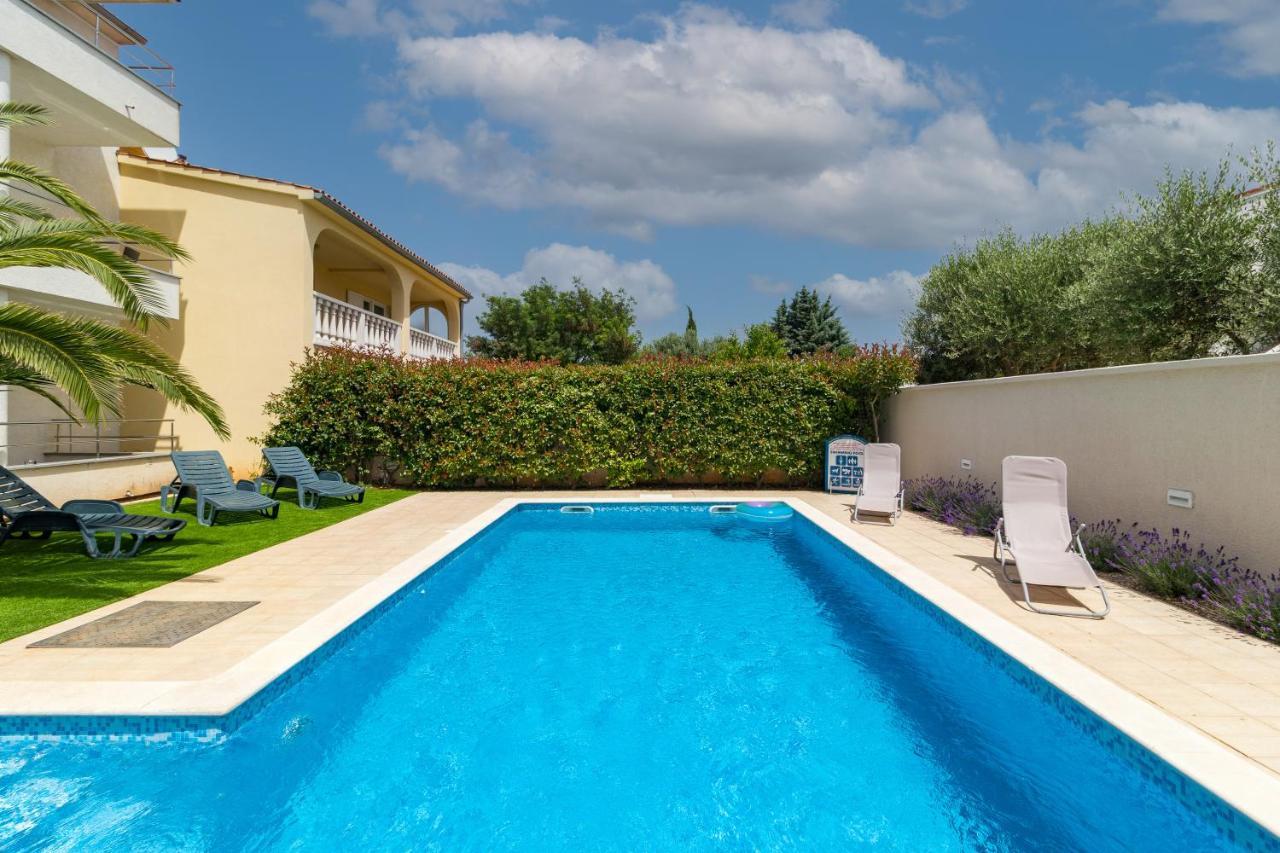 באניולה Apartments And Rooms Alenka מראה חיצוני תמונה