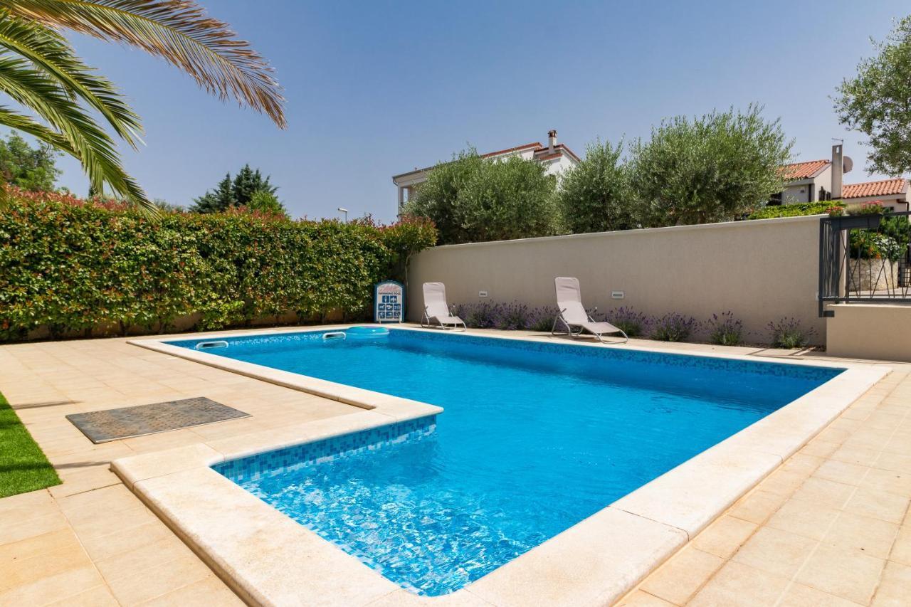 באניולה Apartments And Rooms Alenka מראה חיצוני תמונה