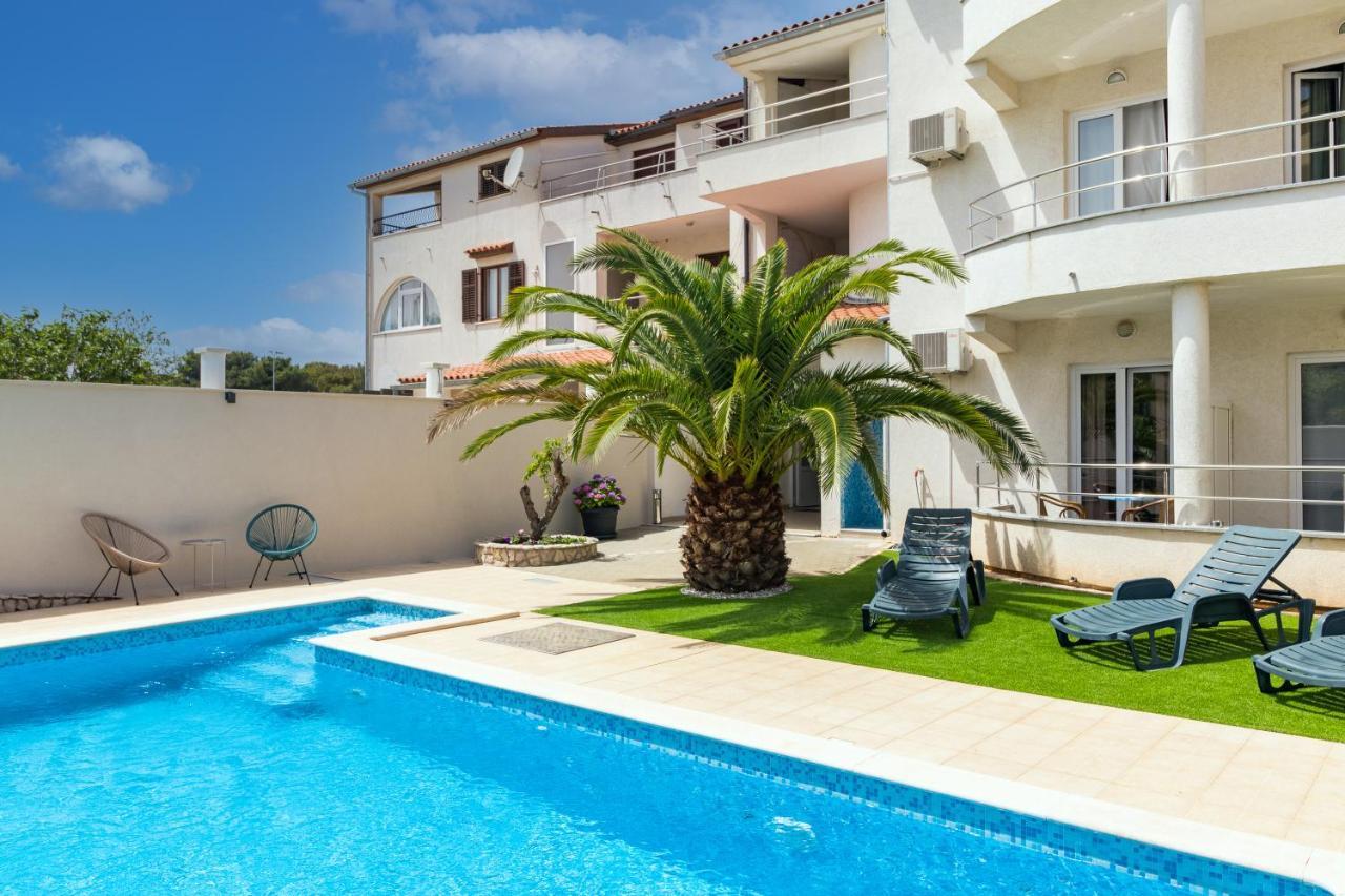 באניולה Apartments And Rooms Alenka מראה חיצוני תמונה