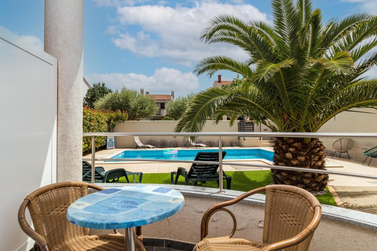 באניולה Apartments And Rooms Alenka מראה חיצוני תמונה