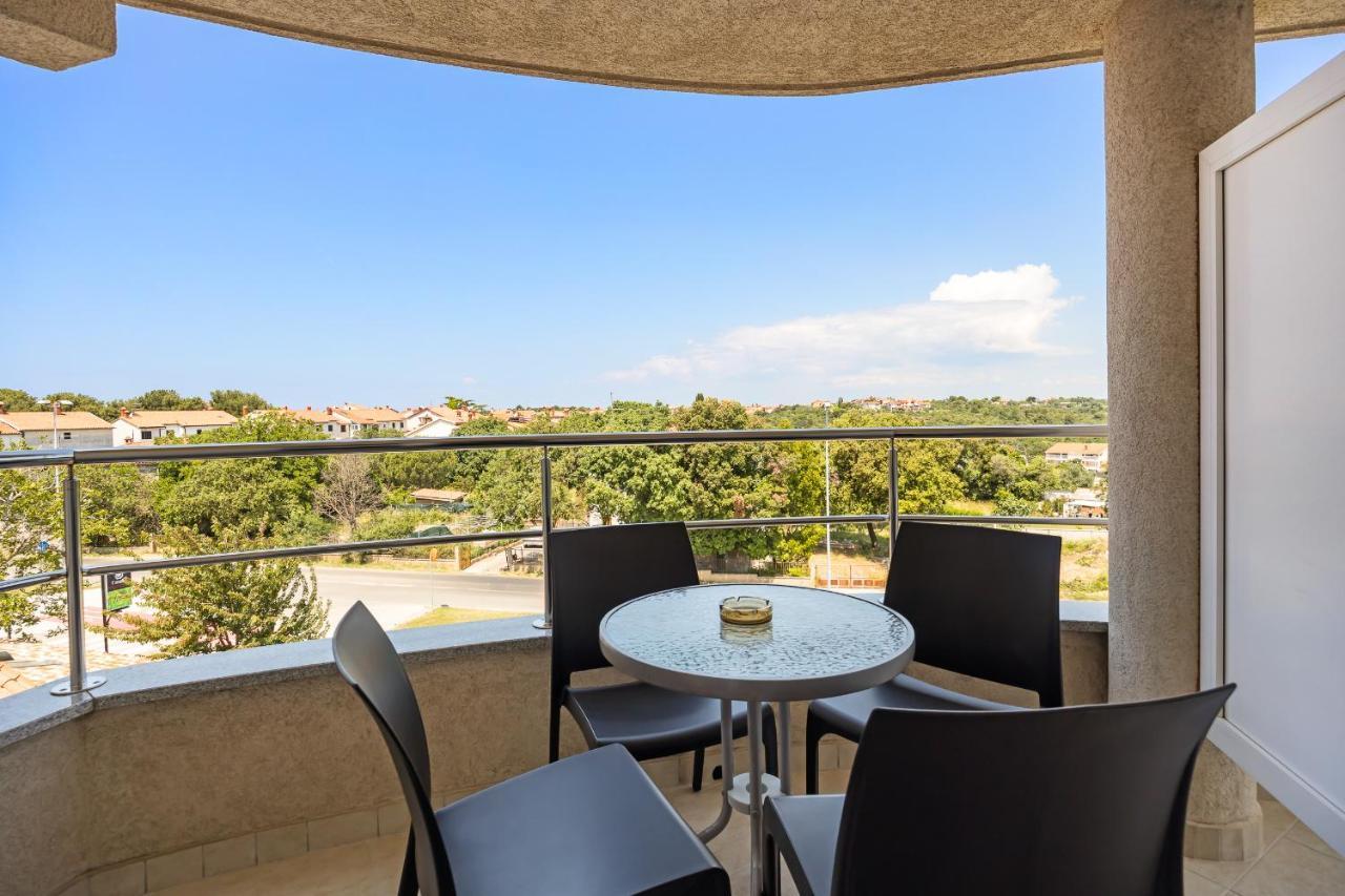 באניולה Apartments And Rooms Alenka מראה חיצוני תמונה