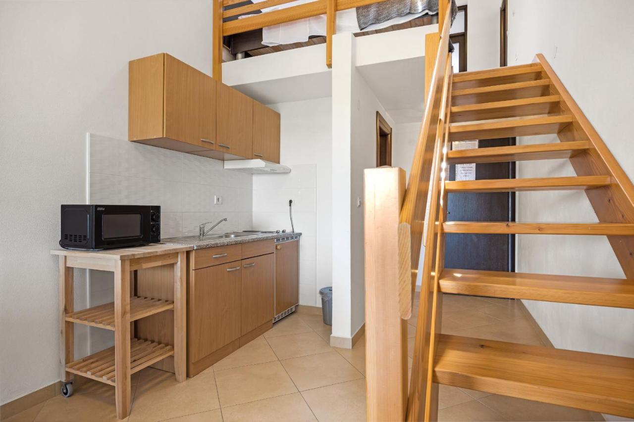 באניולה Apartments And Rooms Alenka מראה חיצוני תמונה