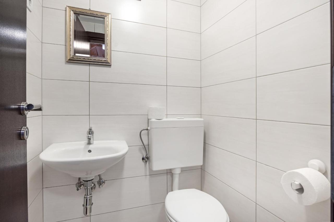 באניולה Apartments And Rooms Alenka מראה חיצוני תמונה