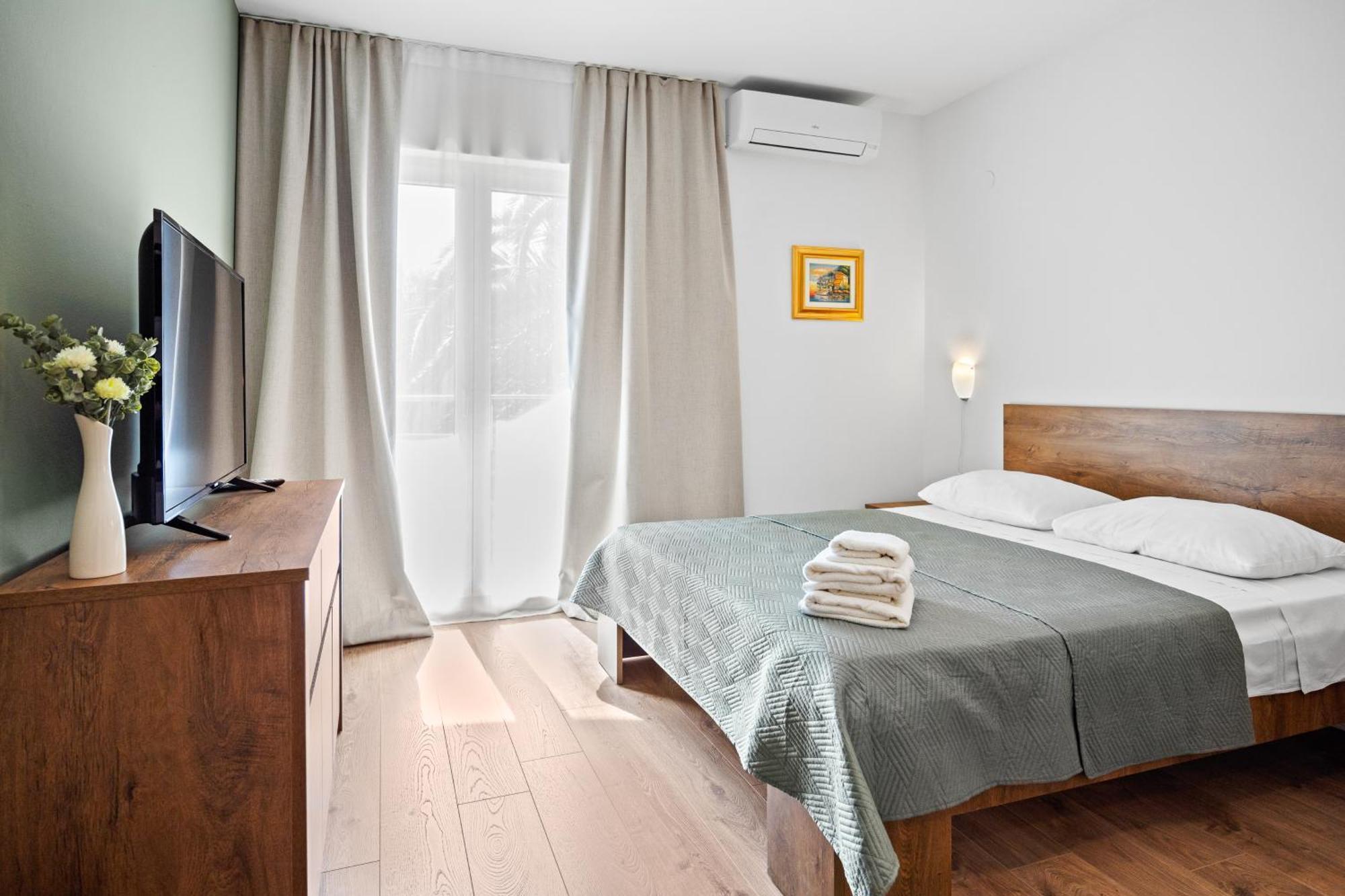 באניולה Apartments And Rooms Alenka מראה חיצוני תמונה