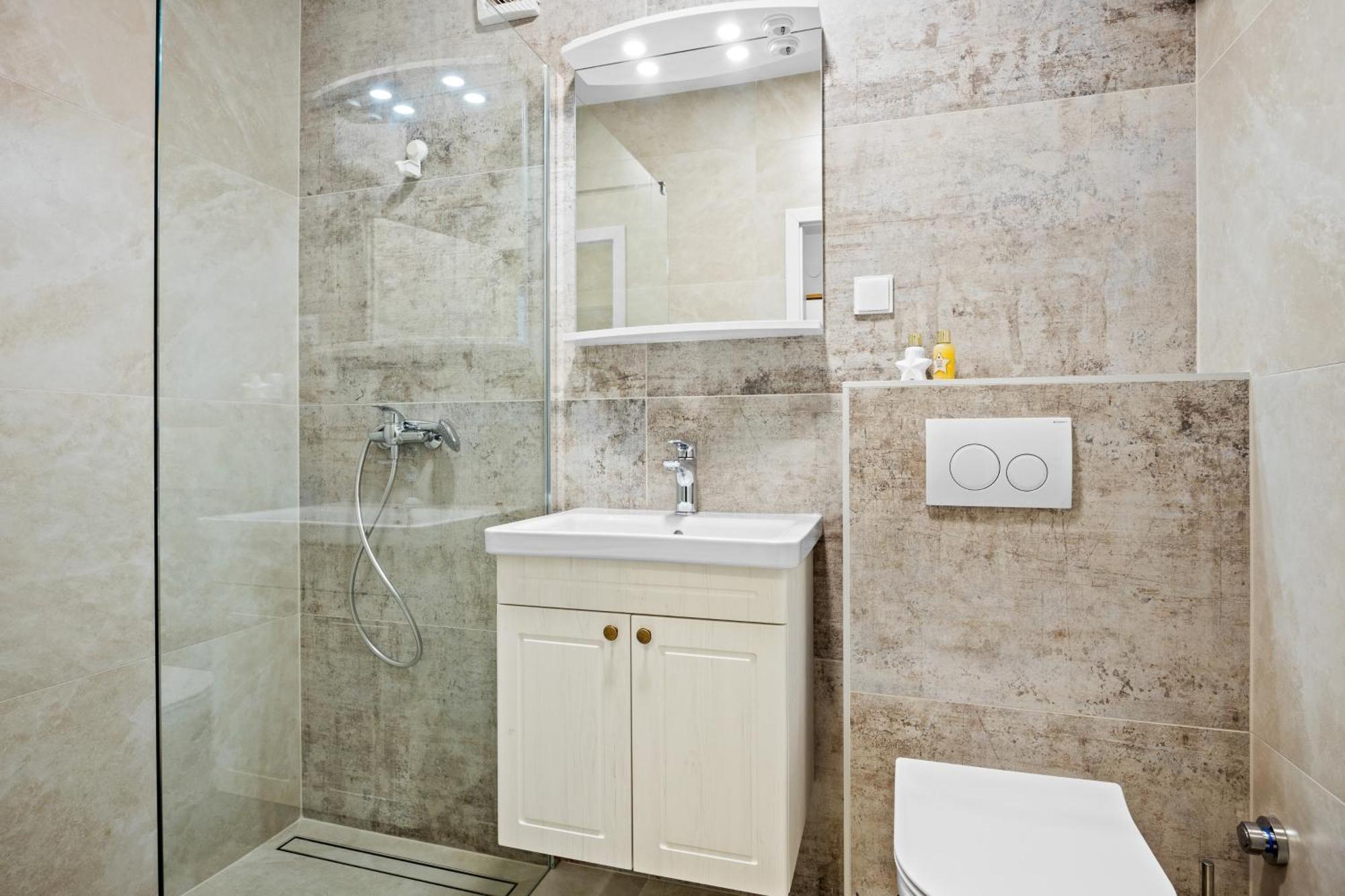 באניולה Apartments And Rooms Alenka מראה חיצוני תמונה