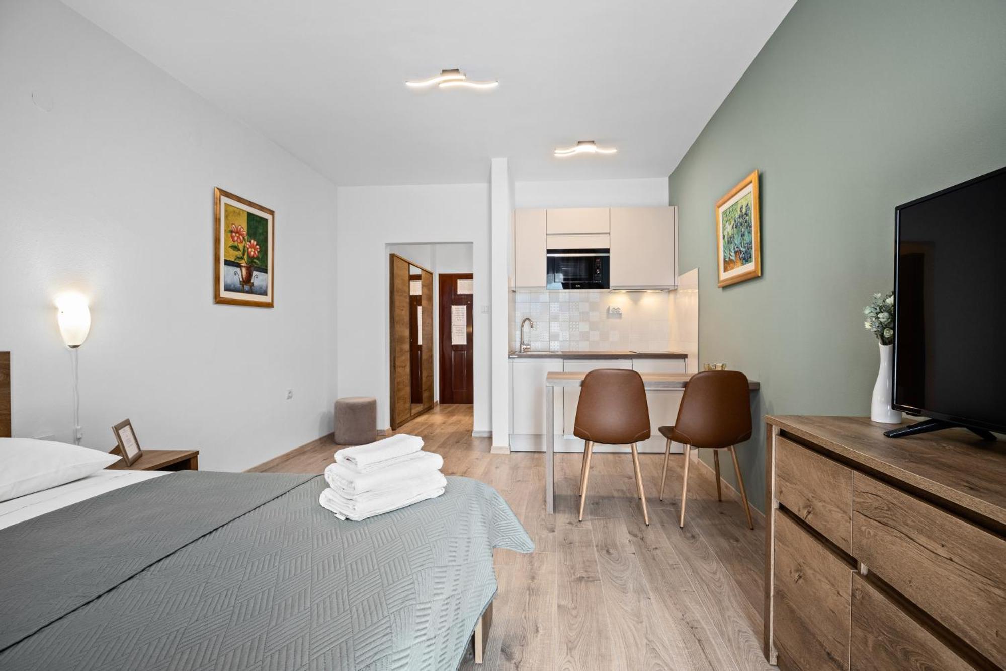 באניולה Apartments And Rooms Alenka מראה חיצוני תמונה