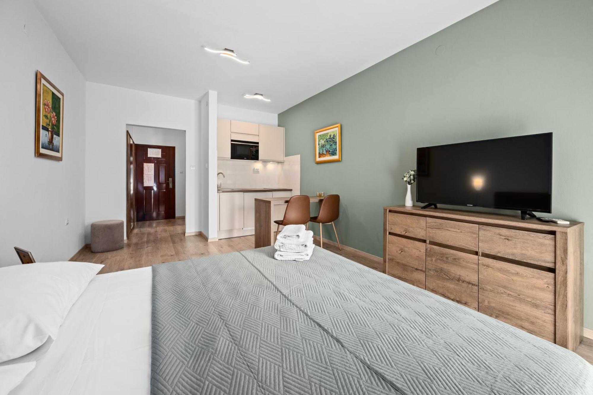 באניולה Apartments And Rooms Alenka מראה חיצוני תמונה